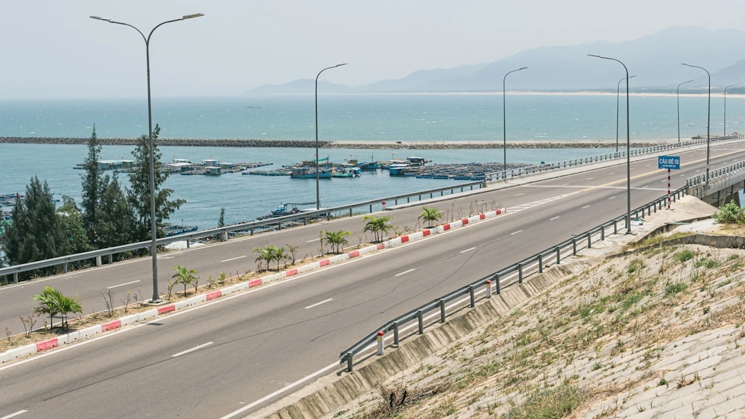 Biển báo tốc độ 100 km/h trên đường cao tốc với làn đường rõ nét