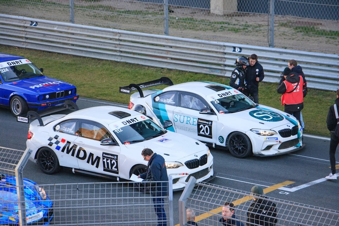 BMW E30 M3 trên đường đua.