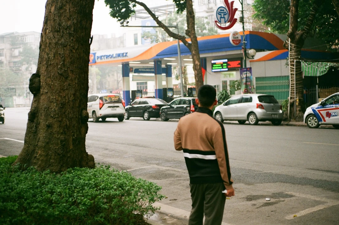 Cảnh sát giao thông Việt Nam sử dụng thiết bị đo tốc độ kiểm tra vi phạm
