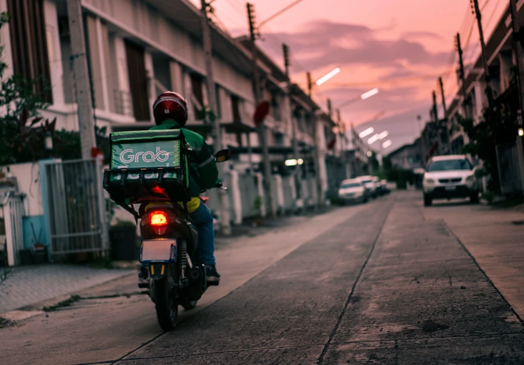 Cảnh trạm sạc xe điện ở Việt Nam với xe ô tô và xe máy điện.