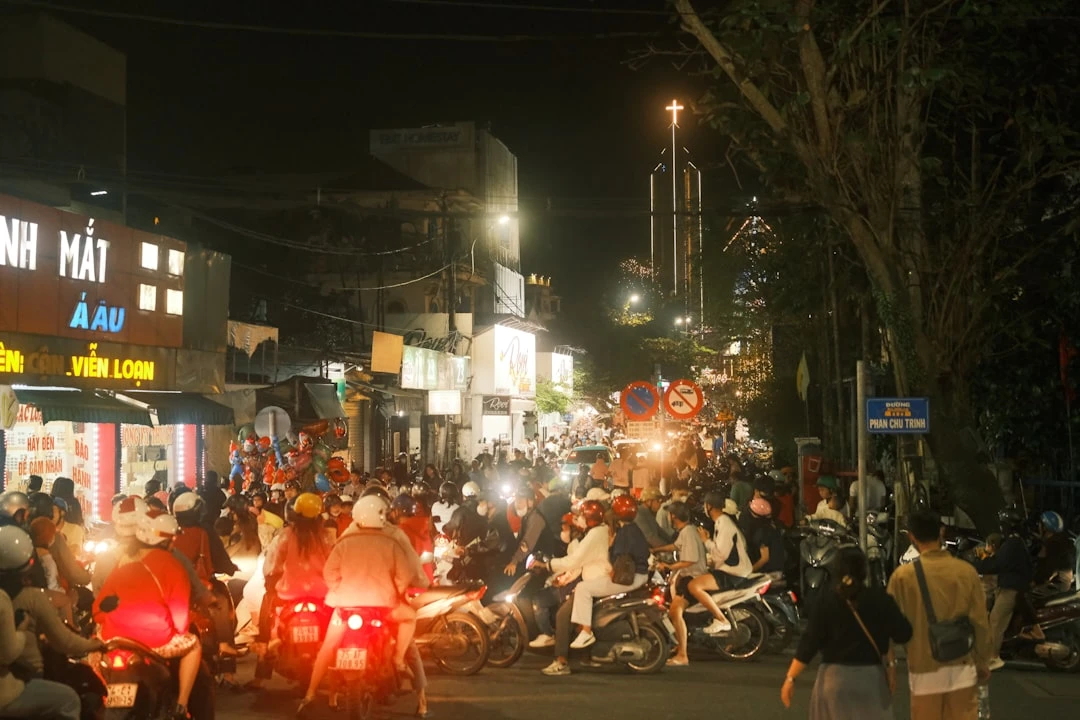 Đường phố Việt Nam dưới mưa lớn, tầm nhìn hạn chế, yêu cầu lái xe giảm tốc độ