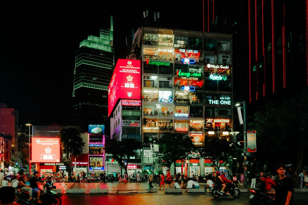 Giao thông giờ cao điểm với nhiều xe cộ đỗ