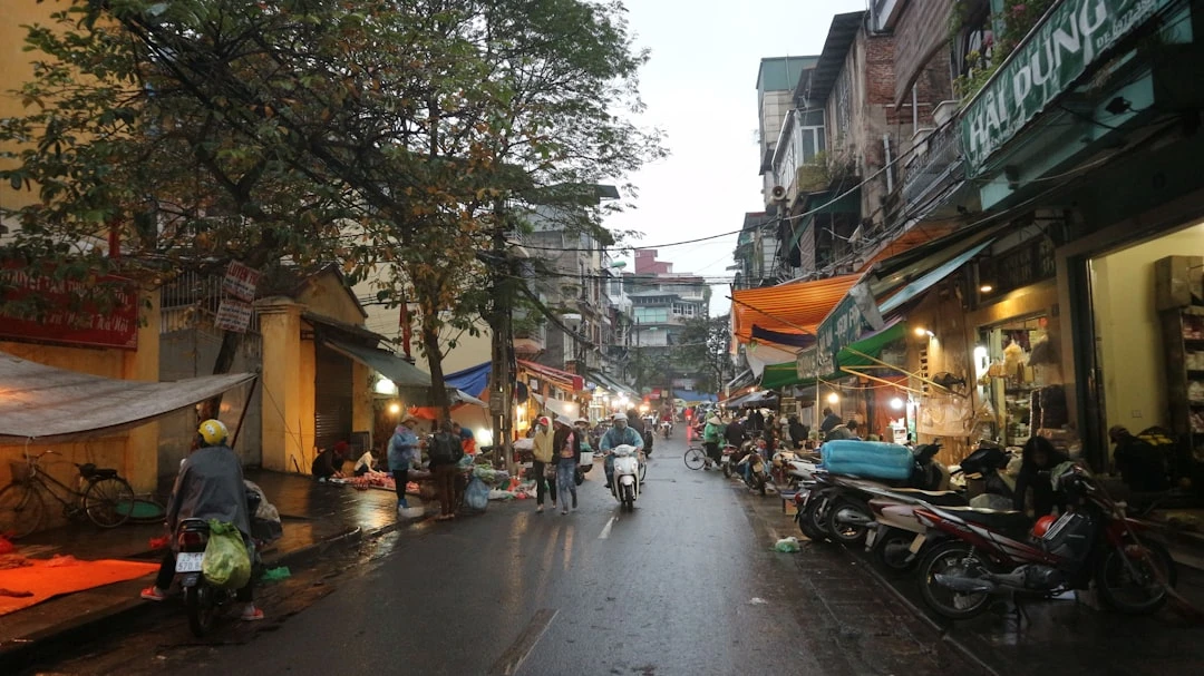Hình ảnh thực tế thị trường xe ô tô cũ.
