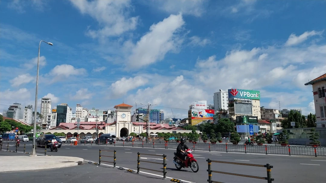 Xe ô tô điện 4 bánh chạy trên đường cao tốc Việt Nam với cảnh quan xanh